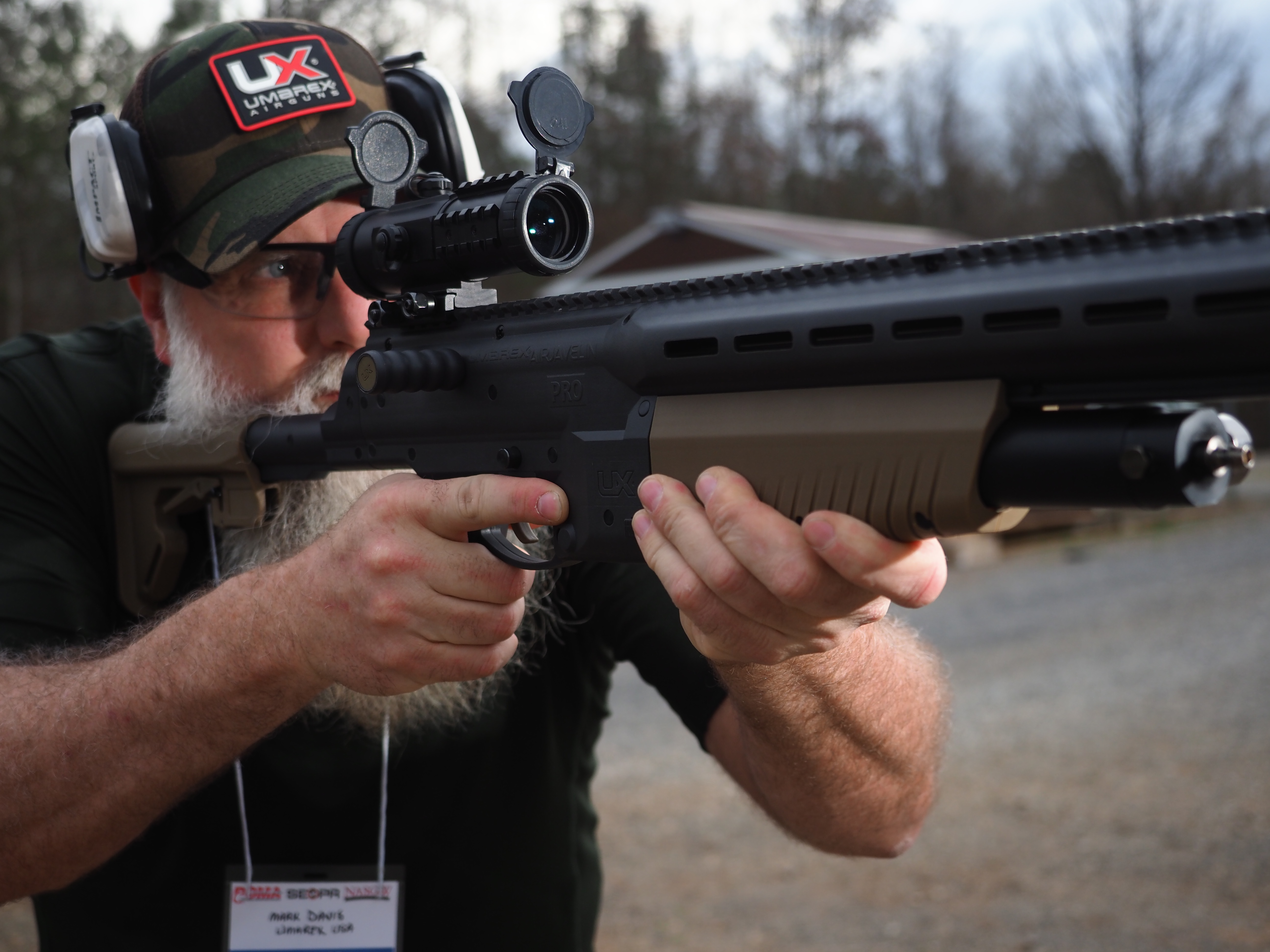 MARK DAVIS WITH THE AIRJAVELIN PRO AT AN INDUSTRY RANGE EVENT